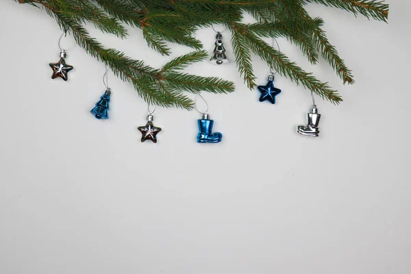 Yeni yıl arifesi düzüşmesi. Noel ağacı ve süslemeler. 2020 yılı. Merr
