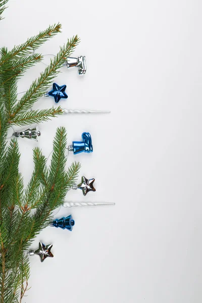 Yeni yıl arifesi düzüşmesi. Noel ağacı ve süslemeler. 2020 yılı. Merr
