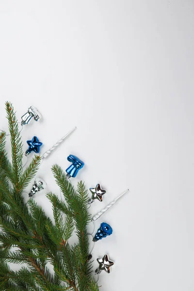 Yeni yıl arifesi düzüşmesi. Noel ağacı ve süslemeler. 2020 yılı. Merr