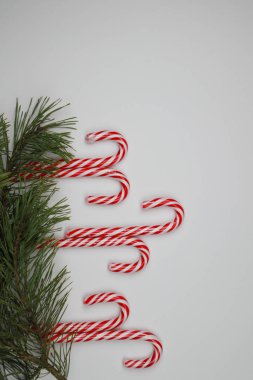 Yeni yıl arifesi düzüşmesi. Noel ağacı ve süslemeler. 2020 yılı. Merr