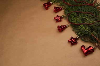 Yeni yıl arifesi düzüşmesi. Noel ağacı ve süslemeler. 2020 yılı. Merr