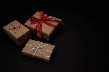 Yeni yıl arifesi düzüşmesi. Noel ağacı ve süslemeler. 2020 yılı. Merr