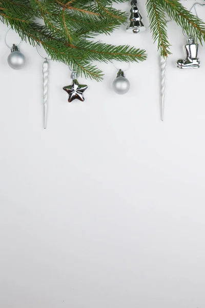 Yeni yıl arifesi düzüşmesi. Noel ağacı ve süslemeler. 2020 yılı. Merr