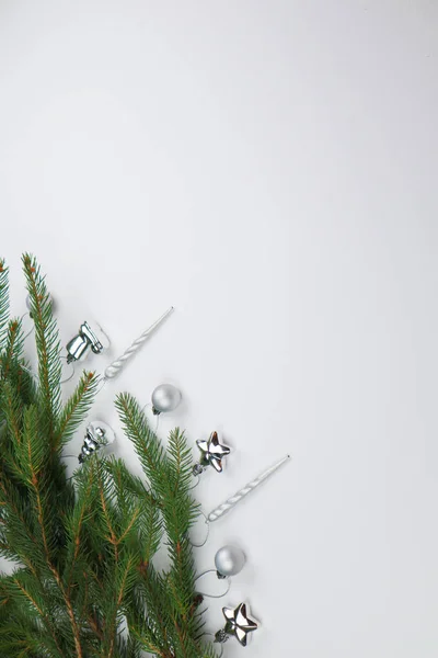 Yeni yıl arifesi düzüşmesi. Noel ağacı ve süslemeler. 2020 yılı. Merr