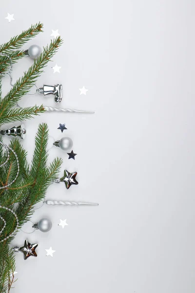 Yeni yıl arifesi düzüşmesi. Noel ağacı ve süslemeler. 2020 yılı. Merr