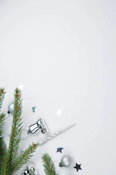 Yeni yıl arifesi düzüşmesi. Noel ağacı ve süslemeler. 2020 yılı. Merr