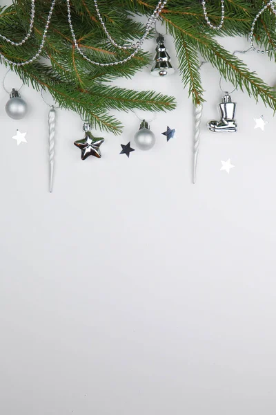 Yeni yıl arifesi düzüşmesi. Noel ağacı ve süslemeler. 2020 yılı. Merr