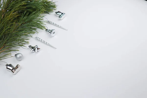 Yeni yıl arifesi düzüşmesi. Noel ağacı ve süslemeler. 2020 yılı. Merr