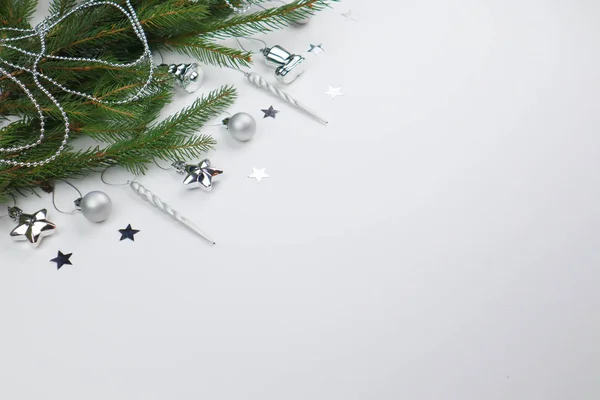 Yeni yıl arifesi düzüşmesi. Noel ağacı ve süslemeler. 2020 yılı. Merr