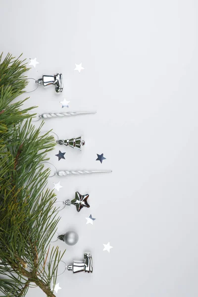 Yeni yıl arifesi düzüşmesi. Noel ağacı ve süslemeler. 2020 yılı. Merr