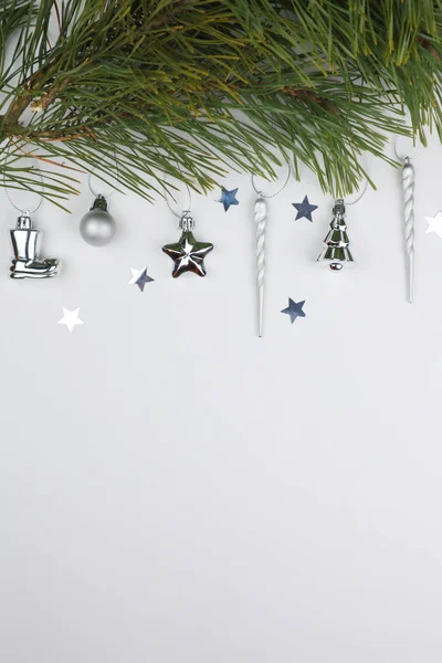 Yeni yıl arifesi düzüşmesi. Noel ağacı ve süslemeler. 2020 yılı. Merr