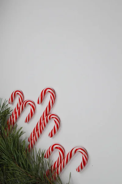 Yeni yıl arifesi düzüşmesi. Noel ağacı ve süslemeler. 2020 yılı. Merr