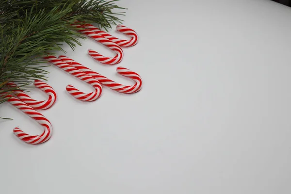 Yeni yıl arifesi düzüşmesi. Noel ağacı ve süslemeler. 2020 yılı. Merr