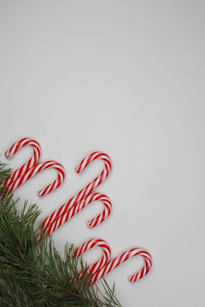 Yeni yıl arifesi düzüşmesi. Noel ağacı ve süslemeler. 2020 yılı. Merr