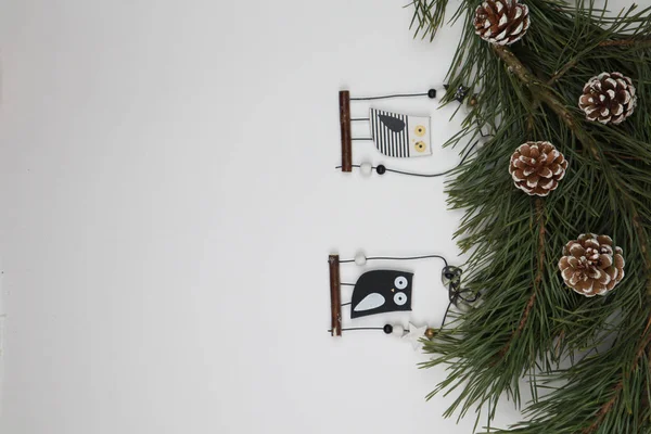 Yeni yıl arifesi düzüşmesi. Noel ağacı ve süslemeler. 2020 yılı. Merr