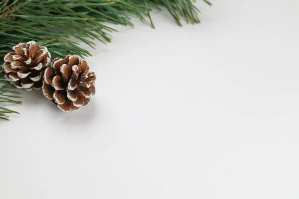 Yeni yıl arifesi düzüşmesi. Noel ağacı ve süslemeler. 2020 yılı. Merr