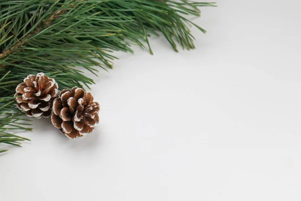 Yeni yıl arifesi düzüşmesi. Noel ağacı ve süslemeler. 2020 yılı. Merr