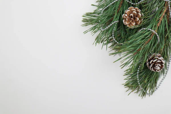 Yeni yıl arifesi düzüşmesi. Noel ağacı ve süslemeler. 2020 yılı. Merr