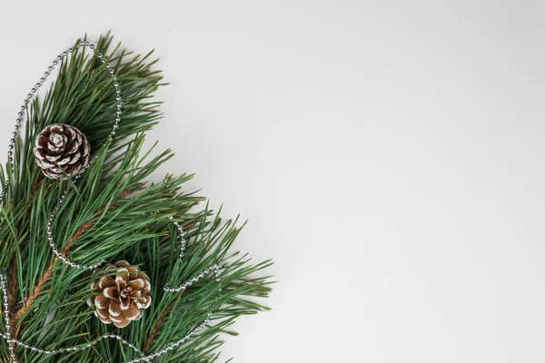 Yeni yıl arifesi düzüşmesi. Noel ağacı ve süslemeler. 2020 yılı. Merr