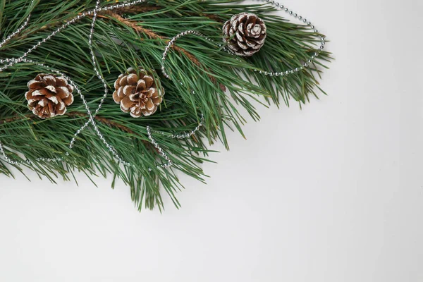 Yeni yıl arifesi düzüşmesi. Noel ağacı ve süslemeler. 2020 yılı. Merr