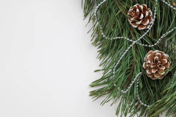 Yeni yıl arifesi düzüşmesi. Noel ağacı ve süslemeler. 2020 yılı. Merr