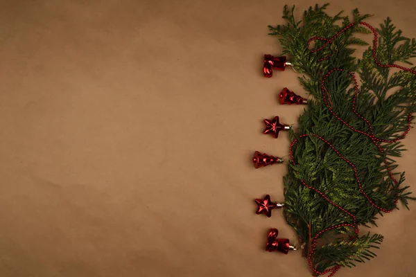 Yeni yıl arifesi düzüşmesi. Noel ağacı ve süslemeler. 2020 yılı. Merr