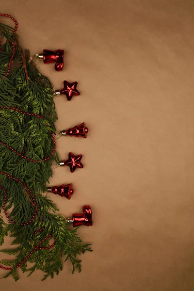 Yeni yıl arifesi düzüşmesi. Noel ağacı ve süslemeler. 2020 yılı. Merr