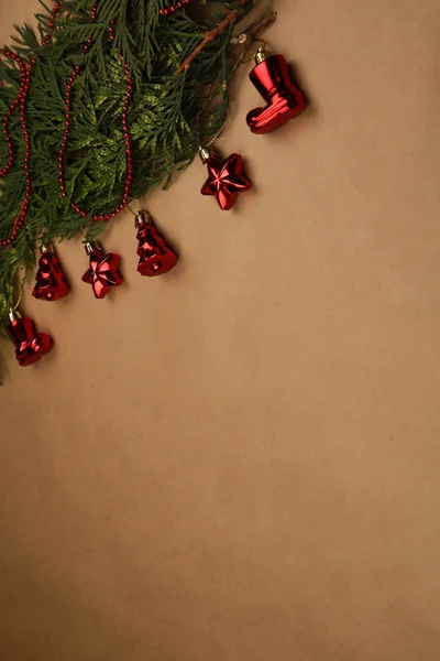Yeni yıl arifesi düzüşmesi. Noel ağacı ve süslemeler. 2020 yılı. Merr