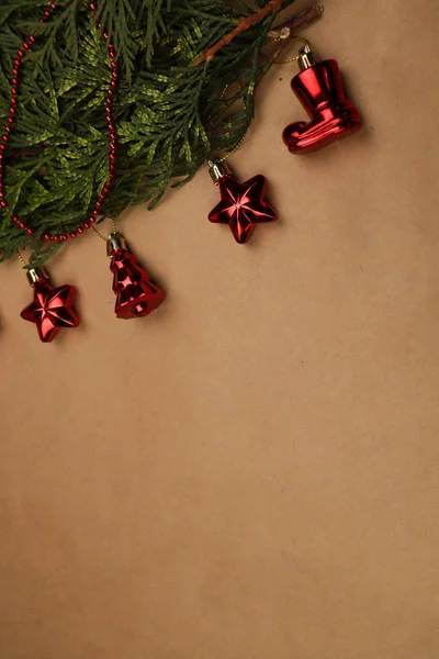 Yeni yıl arifesi düzüşmesi. Noel ağacı ve süslemeler. 2020 yılı. Merr