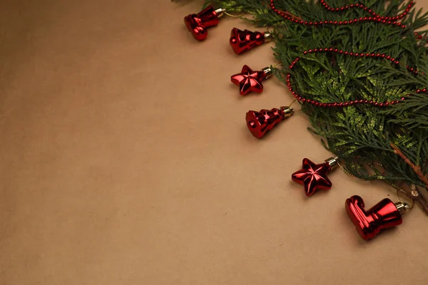 Yeni yıl arifesi düzüşmesi. Noel ağacı ve süslemeler. 2020 yılı. Merr