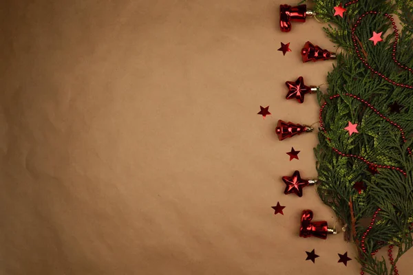 Yeni yıl arifesi düzüşmesi. Noel ağacı ve süslemeler. 2020 yılı. Merr