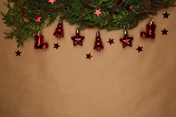 Yeni yıl arifesi düzüşmesi. Noel ağacı ve süslemeler. 2020 yılı. Merr
