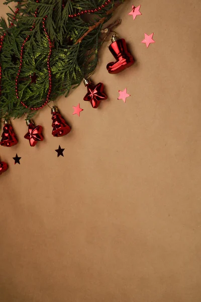 Yeni yıl arifesi düzüşmesi. Noel ağacı ve süslemeler. 2020 yılı. Merr