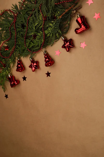 Yeni yıl arifesi düzüşmesi. Noel ağacı ve süslemeler. 2020 yılı. Merr