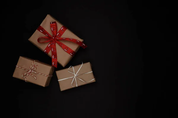 Yeni yıl arifesi düzüşmesi. Noel ağacı ve süslemeler. 2020 yılı. Merr