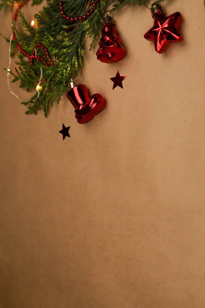 Yeni yıl arifesi düzüşmesi. Noel ağacı ve süslemeler. 2020 yılı. Merr