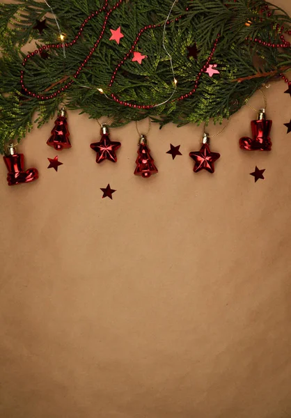 Yeni yıl arifesi düzüşmesi. Noel ağacı ve süslemeler. 2020 yılı. Merr