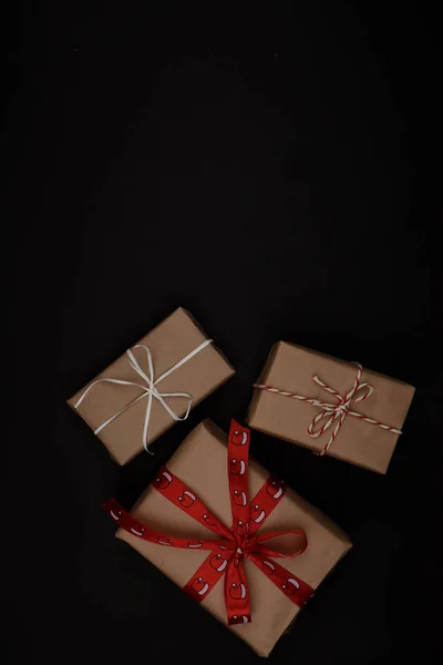 Yeni yıl arifesi düzüşmesi. Noel ağacı ve süslemeler. 2020 yılı. Merr