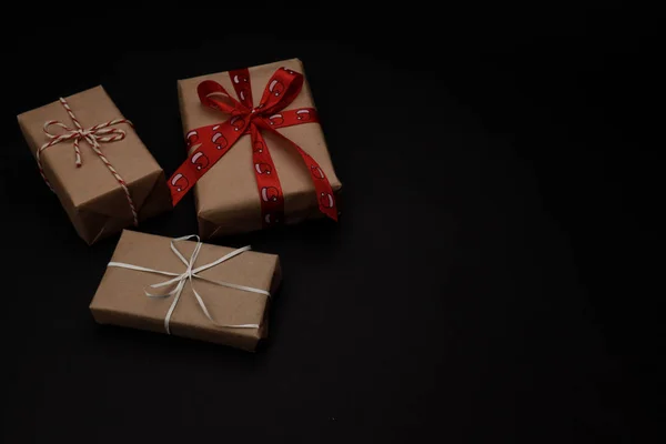 Yeni yıl arifesi düzüşmesi. Noel ağacı ve süslemeler. 2020 yılı. Merr