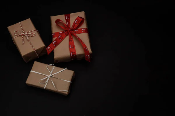 Yeni yıl arifesi düzüşmesi. Noel ağacı ve süslemeler. 2020 yılı. Merr