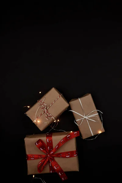 Yeni yıl arifesi düzüşmesi. Noel ağacı ve süslemeler. 2020 yılı. Merr