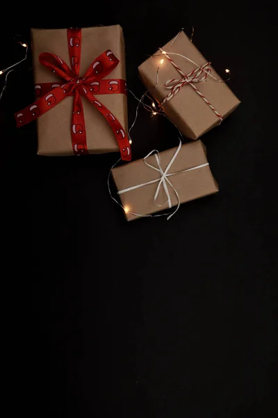 Yeni yıl arifesi düzüşmesi. Noel ağacı ve süslemeler. 2020 yılı. Merr