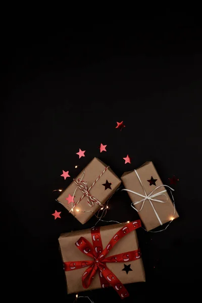Yeni yıl arifesi düzüşmesi. Noel ağacı ve süslemeler. 2020 yılı. Merr