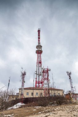 Pyatigorsk, Rusya - 22 Şubat 2019: Mashuk Dağı 'nda anten ve bulutlar ileten televizyon