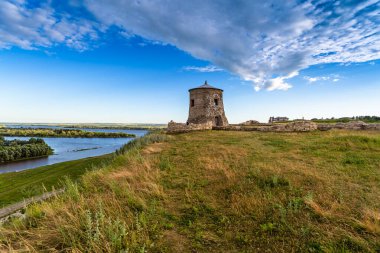 Yelabuga, Tataristan Cumhuriyeti, Rusya - 25 Haziran 2019: Kama Nehri kıyısındaki yüksek bir uçurum üzerindeki antik bir Bulgar kalesinin kulesi