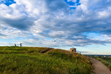 Yelabuga, Tataristan Cumhuriyeti, Rusya - 25 Haziran 2019: Kama Nehri kıyısındaki yüksek bir uçurum üzerindeki antik bir Bulgar kalesinin kulesi