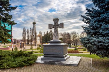 Rusya, Stavropol - 29 Kasım 2019: Stavropol 'ün merkezindeki bir kilisenin arka planında taş haç