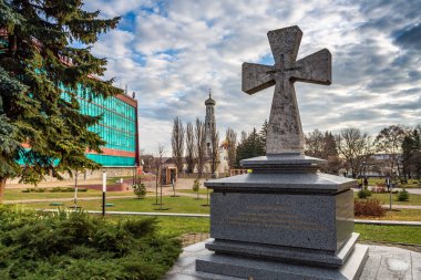 Rusya, Stavropol - 29 Kasım 2019: Stavropol 'ün merkezindeki bir kilisenin arka planında taş haç