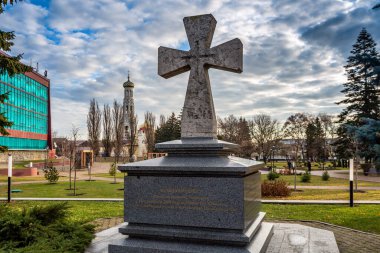 Rusya, Stavropol - 29 Kasım 2019: Stavropol 'ün merkezindeki bir kilisenin arka planında taş haç
