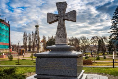 Rusya, Stavropol - 29 Kasım 2019: Stavropol 'ün merkezindeki bir kilisenin arka planında taş haç